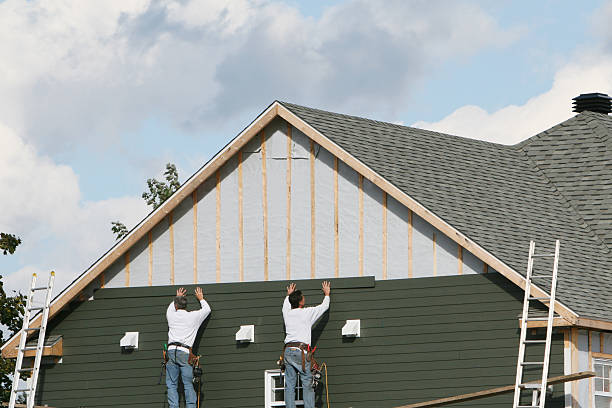 Professional Vinyl Siding technician working in Uhrichsville, OH